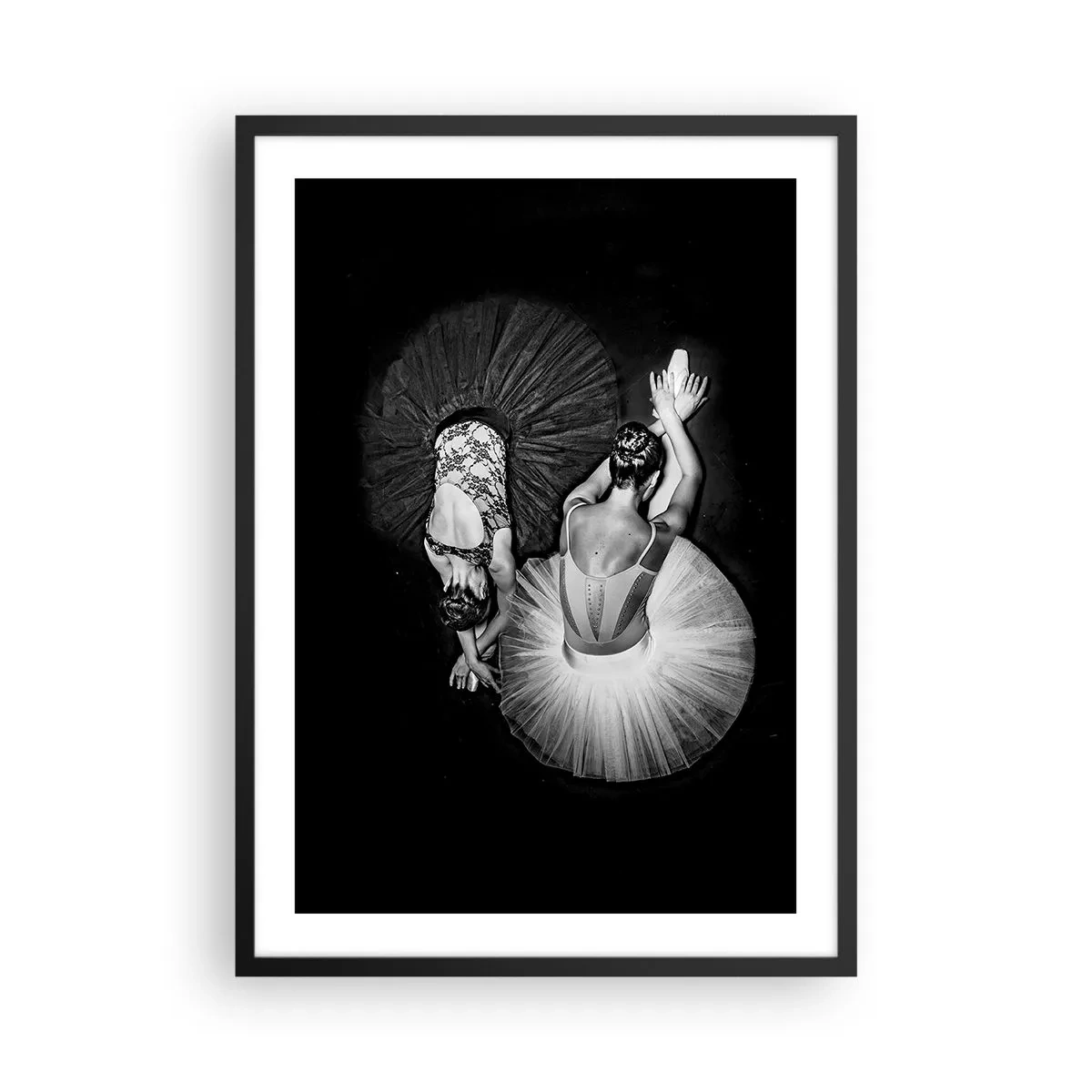 Plakat i sort ramme - Ballerinaer i sort-hvidt billede set ovenfra - 50x70cm - Yin og yang - den perfekte balance - Moderne vægdekoration til stue og soveværelse ARTTOR