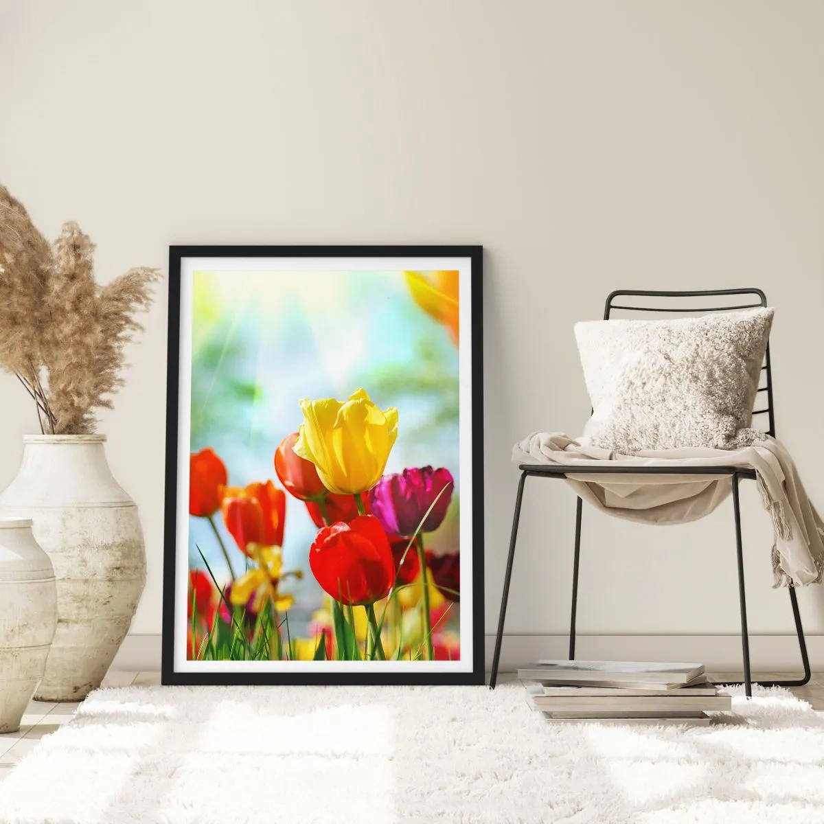 Plakat i sort ramme - Farverige tulipaner i solskinnet - 50x70cm - Alle solens farver - Moderne vægdekoration til stue og soveværelse ARTTOR