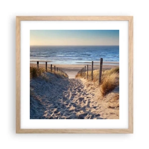 Plakat i ramme af lyst egetræ - Havet brummer, fuglene synger, en vild strand midt i græsset.... - 40x40 cm