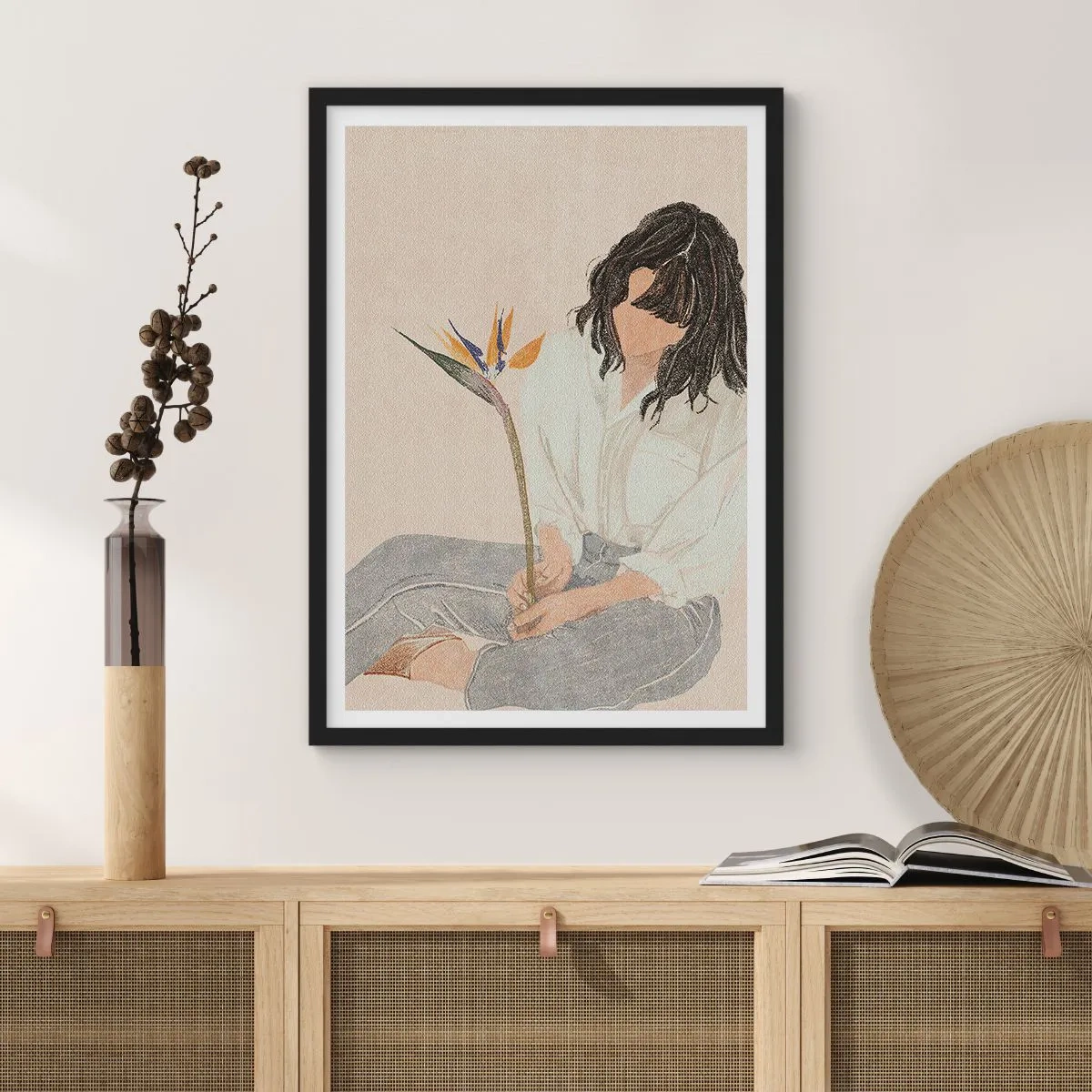 Plakat i sort ramme - Portræt af en kvinde, der holder en eksotisk blomst, med et delikat farvestrejf - 50x70cm - Portræt med en eksotisk blomst - Moderne vægdekoration til stue og soveværelse ARTTOR