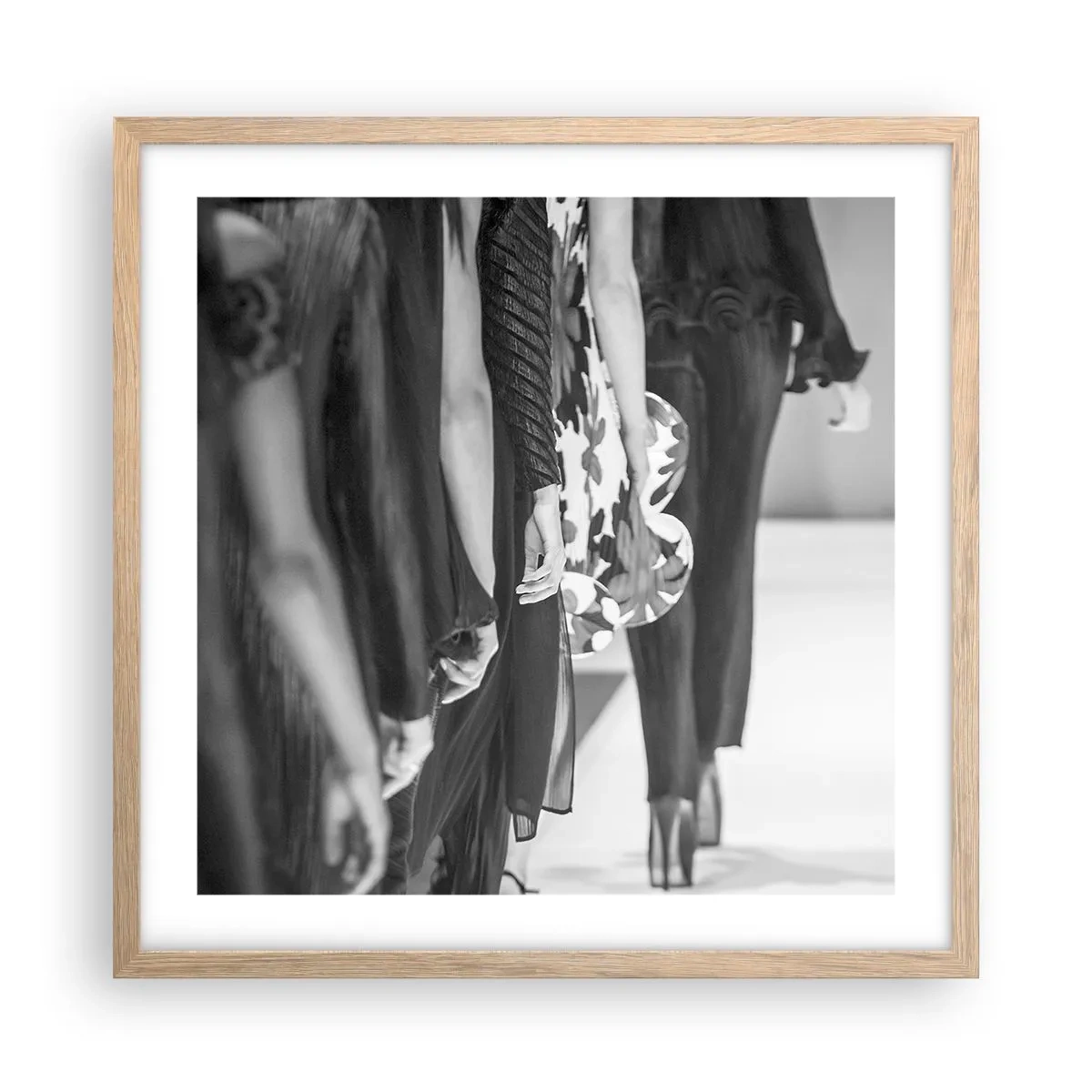 Plakat i ramme af lyst egetræ - En stilfuld parade - 50x50 cm