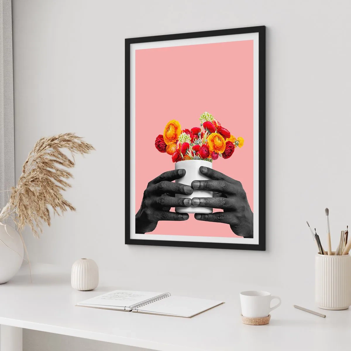Plakat i sort ramme - Sorte hænder, der holder en buket blomster på en lyserød baggrund - 50x70cm - Livets apotheose - Moderne vægdekoration til stue og soveværelse ARTTOR