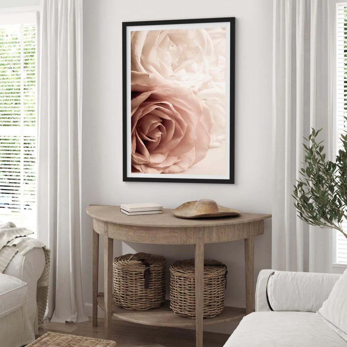 Plakat i sort ramme - Nærbillede af delikate cremefarvede roser - 50x70cm - I rosens hjerte - Moderne vægdekoration til stue og soveværelse ARTTOR