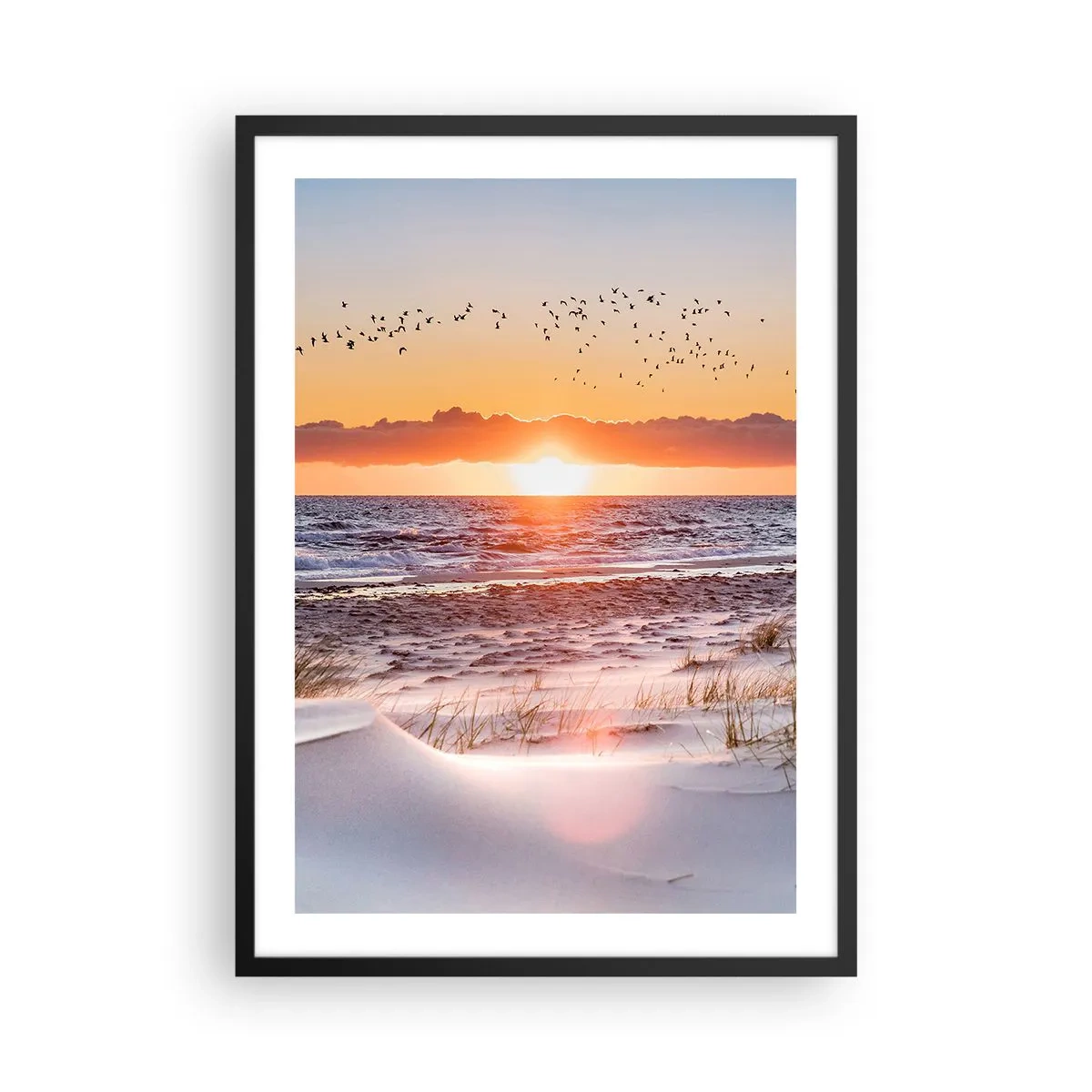 Plakat i sort ramme - Solnedgang over havet med fugle i horisonten og stranden - 50x70cm - Vandret landskab - Moderne vægdekoration til stue og soveværelse ARTTOR