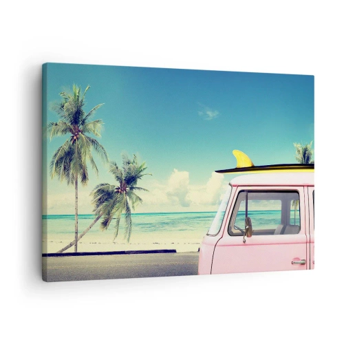 Lærredstryk - Billede på lærred - En lyserød varevogn med et surfbræt mod en tropisk strand. - 70x50cm - Ferietid til at starte - Moderne vægdekoration til stue og soveværelse ARTTOR
