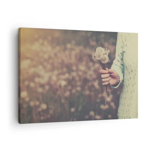 Lærredstryk - Billede på lærred - En hånd, der holder mælkebøtter mod en sløret baggrund af en mark fuld af blomster. - 70x50cm - Behold dem, venligst - Moderne vægdekoration til stue og soveværelse ARTTOR