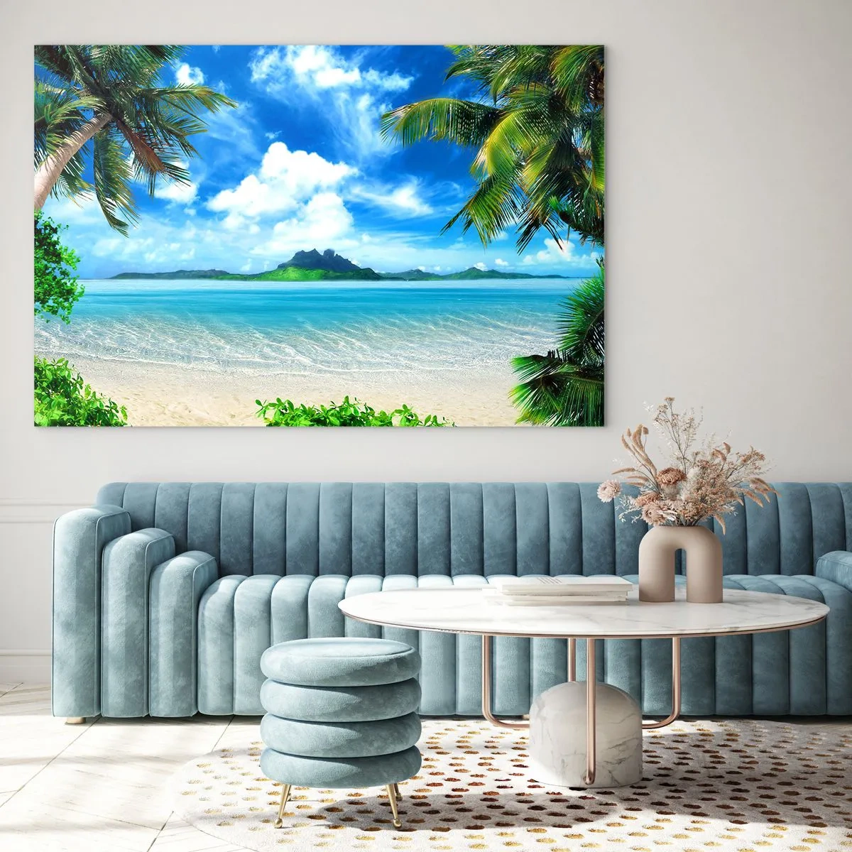 Billede på glas - En tropisk strand med palmer og udsigt over en bjergrig ø - 70x50cm - Azur i troperne - Moderne vægdekoration til stue og soveværelse ARTTOR