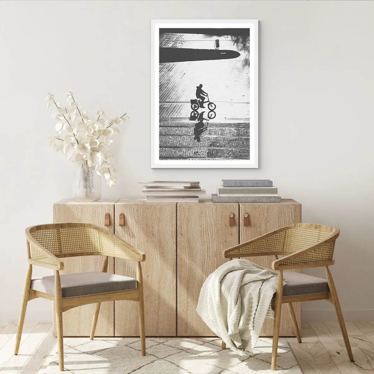 Plakat i hvid ramme - Fremad, gennem byen - 70x100 cm