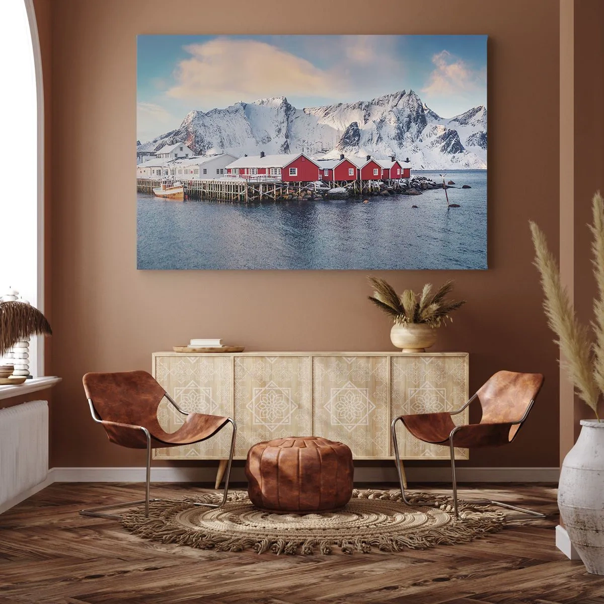 Lærredstryk - Billede på lærred - Røde huse mod baggrunden af snedækkede bjerge og det blå hav - 70x50cm - Nordlig tilbagetrækning - Moderne vægdekoration til stue og soveværelse ARTTOR