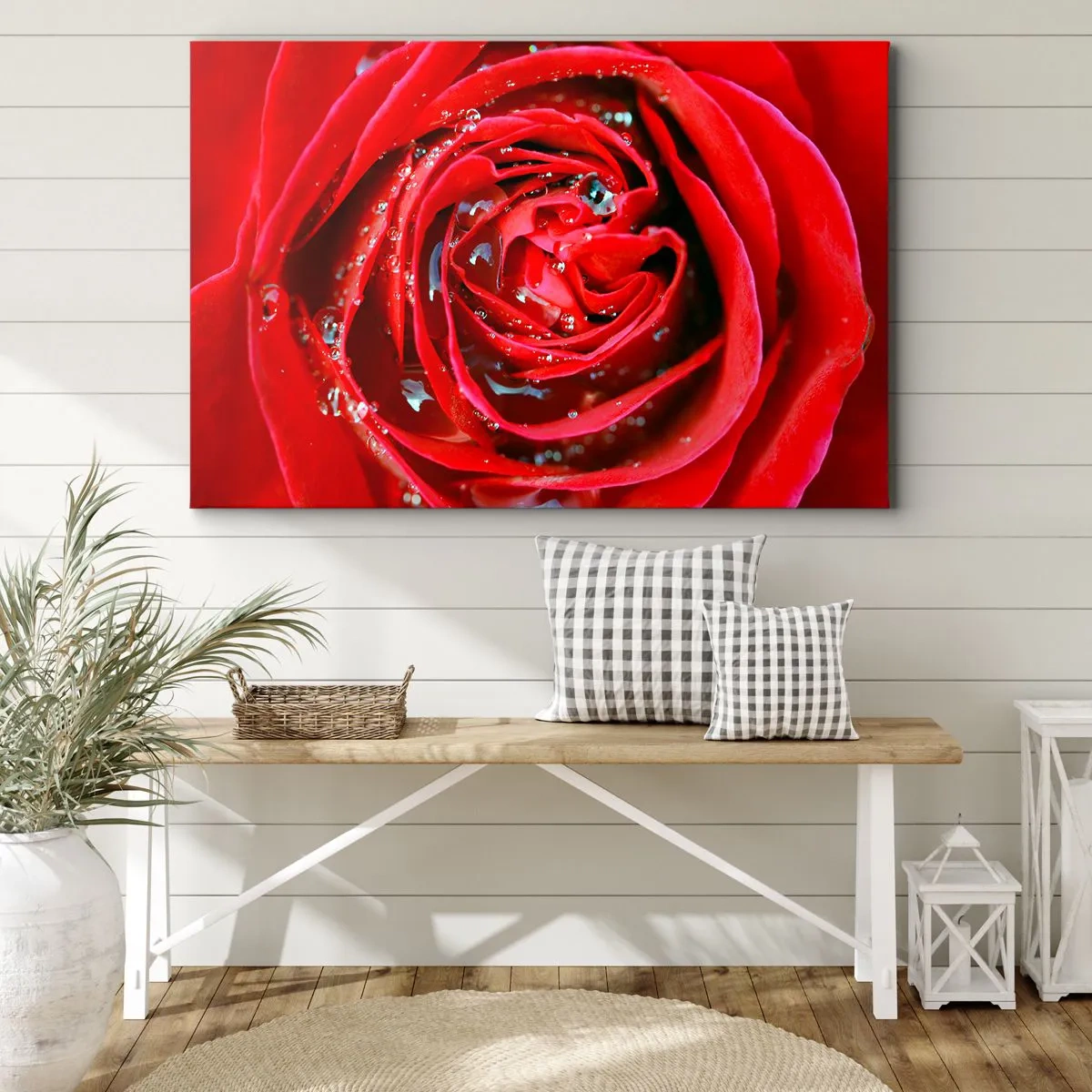 Lærredstryk - Billede på lærred - Nærbillede af en rød rose med vanddråber på kronbladene - 70x50cm - I dråber af dug - Moderne vægdekoration til stue og soveværelse ARTTOR