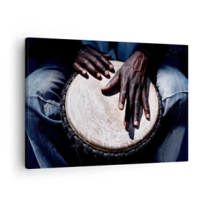 Lærredstryk - Billede på lærred - Hænder spiller på en djembe-tromme i en dynamisk komposition - 70x50cm - Lev i takt med din rytme - Moderne vægdekoration til stue og soveværelse ARTTOR