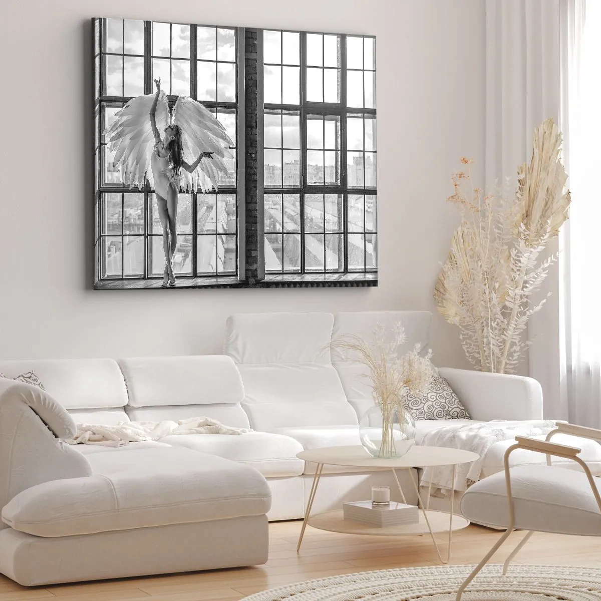 Lærredstryk - Billede på lærred - En kvinde med englevinger mod baggrunden af et loftsvindue - 70x50cm - Englenes by? - Moderne vægdekoration til stue og soveværelse ARTTOR