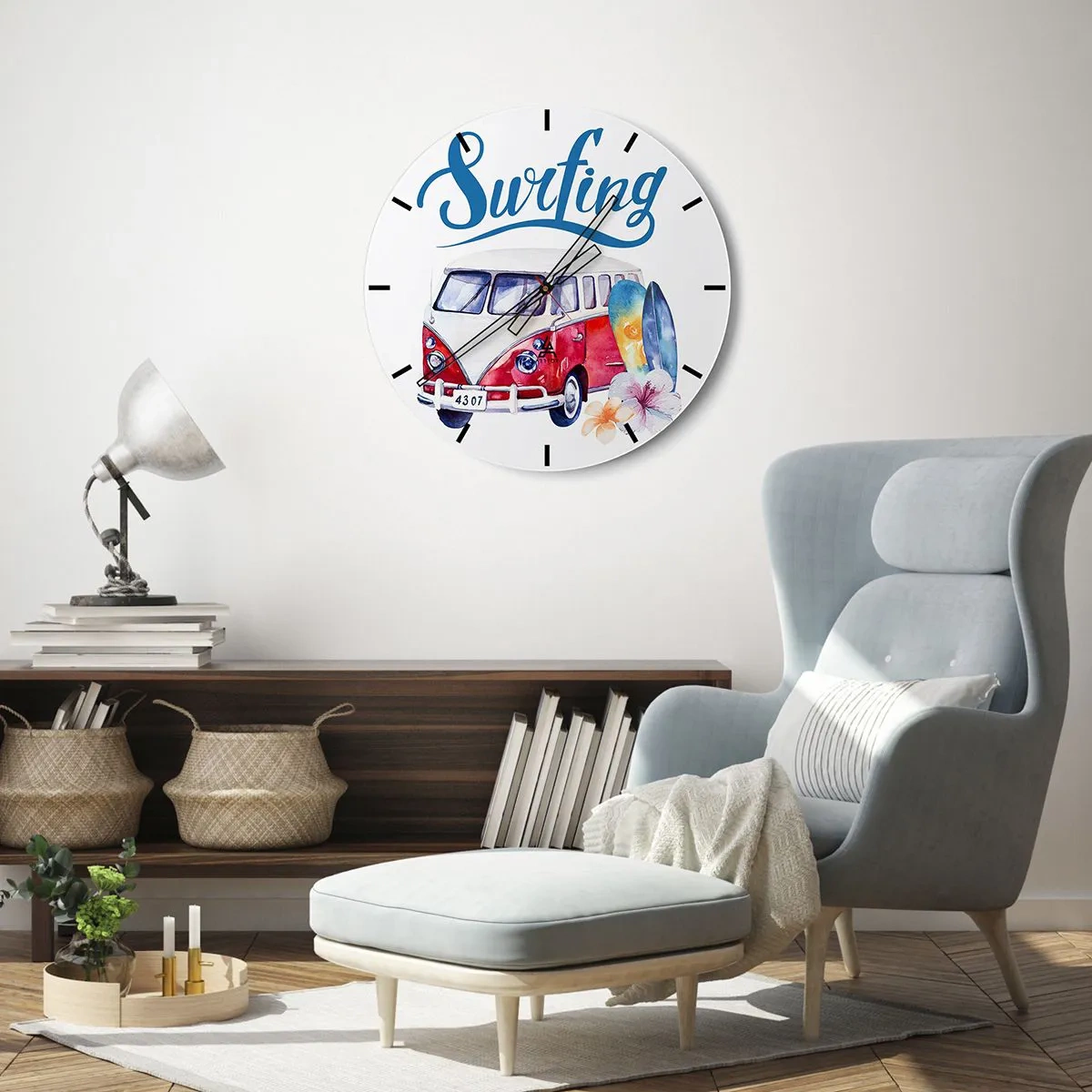 Vægur, Uret - Surfbusmotiv med brædder og blomster på en hvid baggrund - 30x30cm - Agurk - en klassiker for surferen - Moderne vægdekoration til stue, køkken og soveværelse ARTTOR