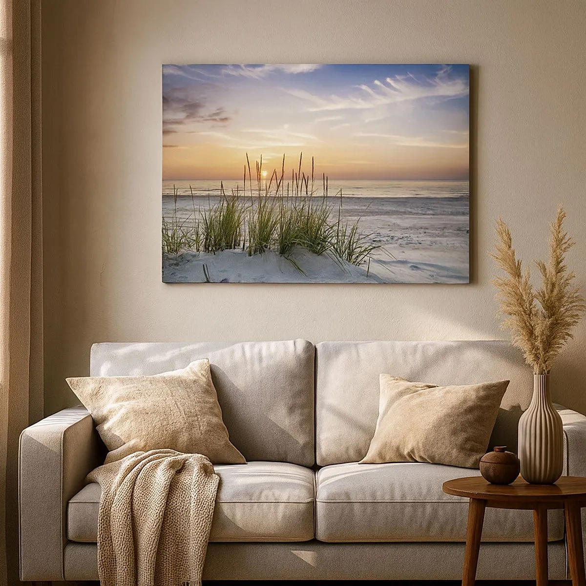 Lærredstryk - Billede på lærred - En sandstrand ved solnedgang med græs i baggrunden - 70x50cm - Se, tænk, føl - Moderne vægdekoration til stue og soveværelse ARTTOR