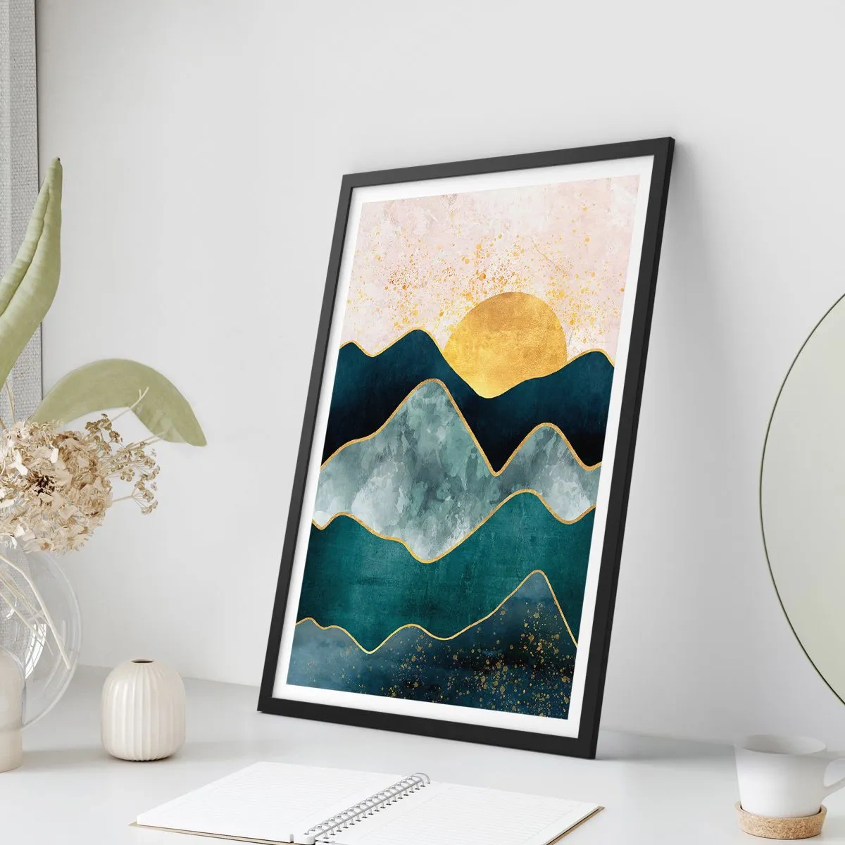 Plakat i sort ramme - Bag de syv bjerge - 70x100 cm