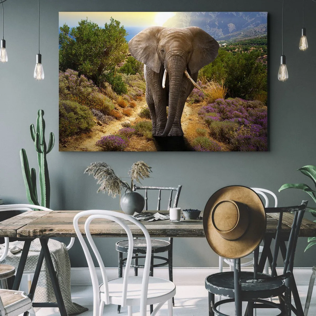 Lærredstryk - Billede på lærred - En afrikansk elefant mod et savanne- og bjerglandskab - 70x50cm - Sådan så Eden ud - Moderne vægdekoration til stue og soveværelse ARTTOR