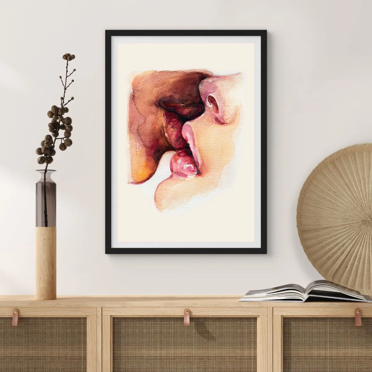 Plakat i sort ramme - Akvarellæber i et intimt kys mod en lys baggrund - 50x70cm - Som nat og dag, jord og himmel - Moderne vægdekoration til stue og soveværelse ARTTOR