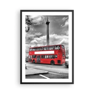 Plakat i sort ramme - En rød bus mod en sort og hvid bybaggrund - 50x70cm - Byens sande livsnerve - Moderne vægdekoration til stue og soveværelse ARTTOR