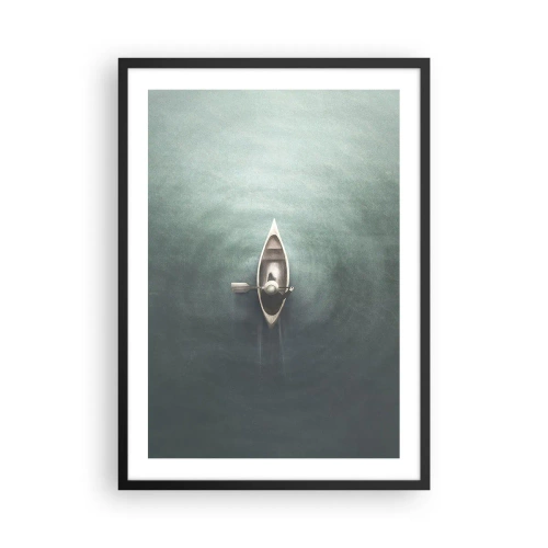 Plakat i sort ramme - Fugleperspektiv af en båd, der driver på roligt vand - 50x70cm - På tværs af en månelyst sø - Moderne vægdekoration til stue og soveværelse ARTTOR