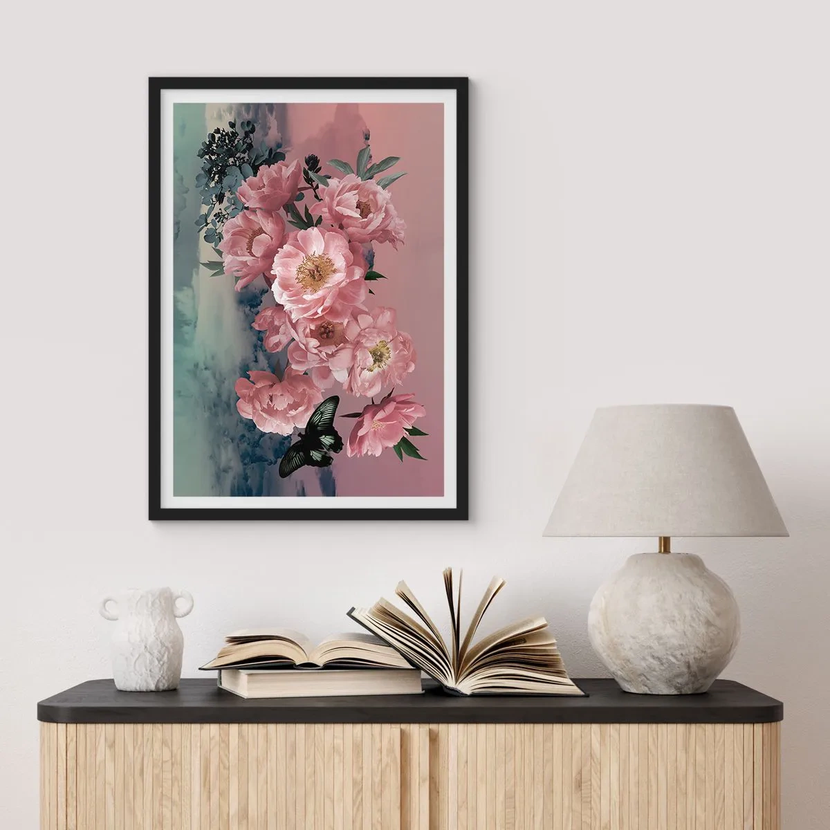 Plakat i sort ramme - En romantisk komposition af blomster og en sommerfugl i pastelfarver. - 50x70cm - Højdepunktet af romantikken - Moderne vægdekoration til stue og soveværelse ARTTOR