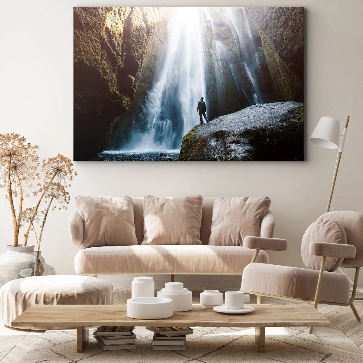 Lærredstryk - Billede på lærred - En figur mod baggrunden af et majestætisk vandfald i en klippefyldt kløft - 70x50cm - Genskabelse af proportioner - Moderne vægdekoration til stue og soveværelse ARTTOR