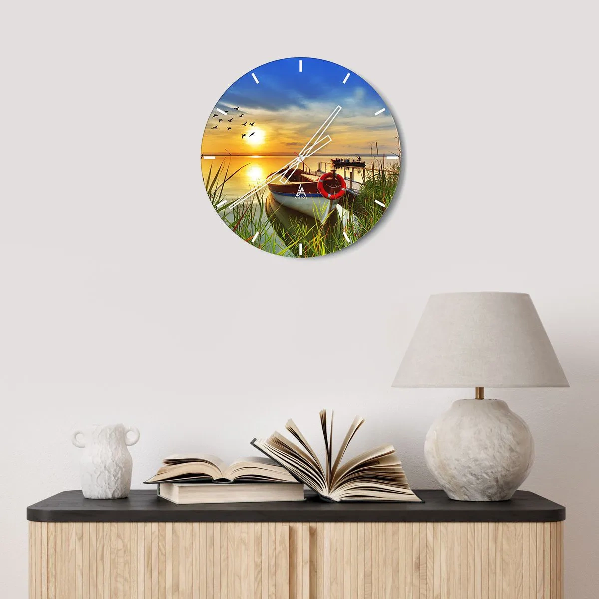 Vægur, Uret - En båd ved molen ved solnedgang, fugle flyver væk - 30x30cm - Skarverne er allerede på vej væk - Moderne vægdekoration til stue, køkken og soveværelse ARTTOR