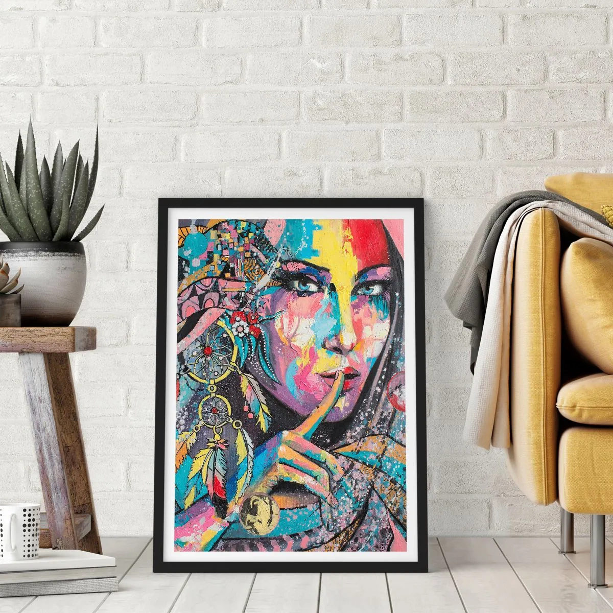 Plakat i sort ramme - Farverigt portræt af en kvinde med fjer og en drømmefanger - 50x70cm - Vær tavs, indtil du forstår - Moderne vægdekoration til stue og soveværelse ARTTOR