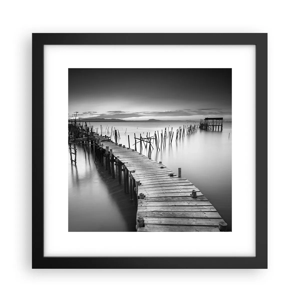 Plakat i sort ramme - Stilheden fra en glemt kyst - 30x30 cm