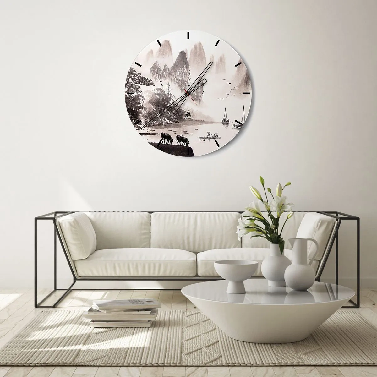 Vægur, Uret - Et malerisk landskab med vand, bjerge og både i sort-hvid. - 30x30cm - Østens eksotiske hverdag - Moderne vægdekoration til stue, køkken og soveværelse ARTTOR