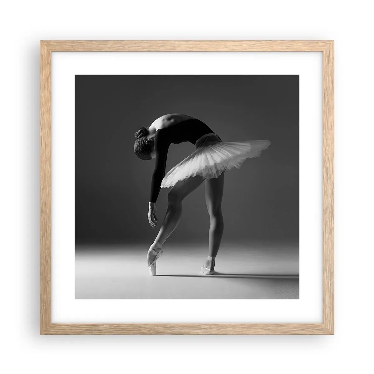 Plakat i ramme af lyst egetræ - Bella balerina - 40x40 cm