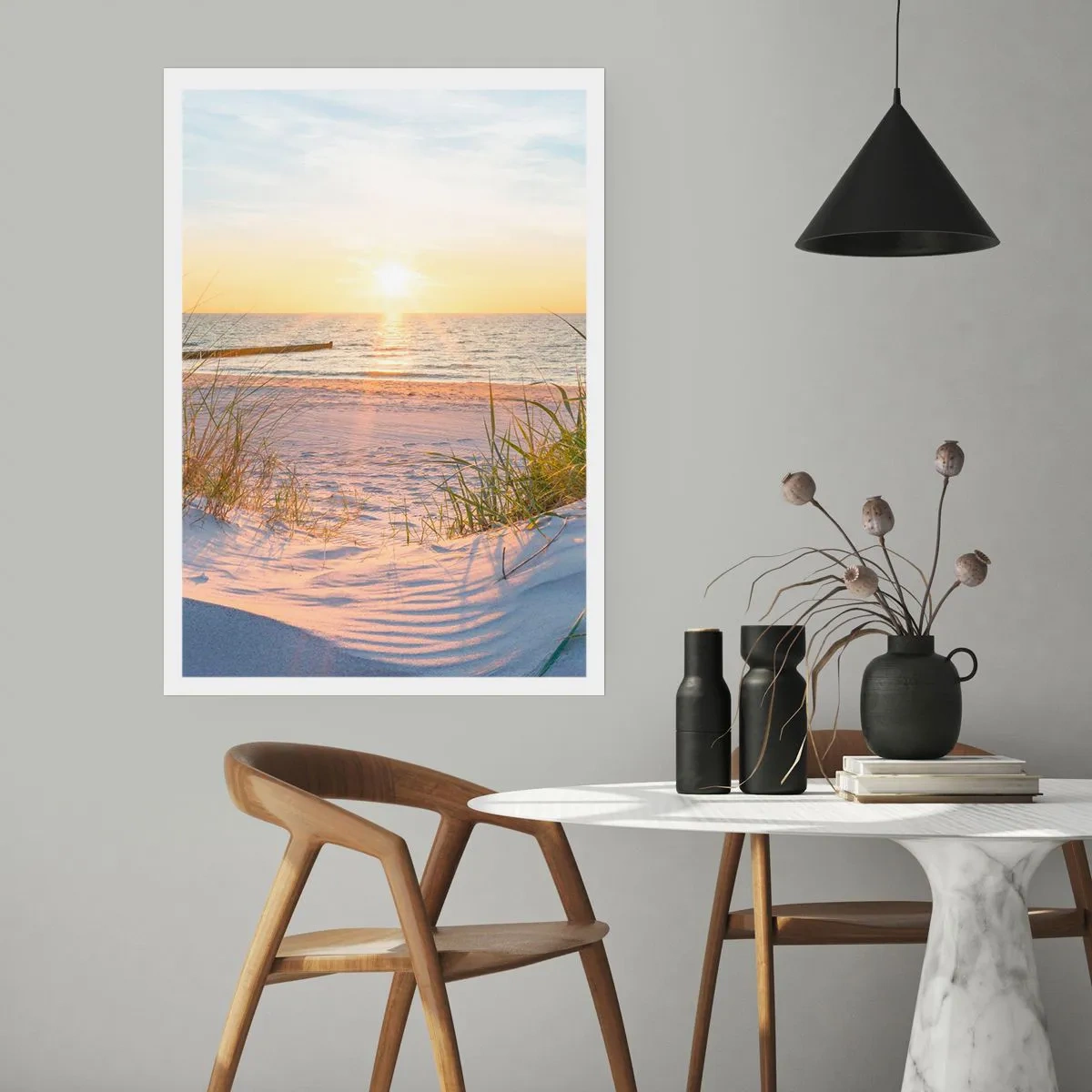 Plakat - Havet brummer, fuglene synger, en vild strand midt i græsset.... - 50x70 cm