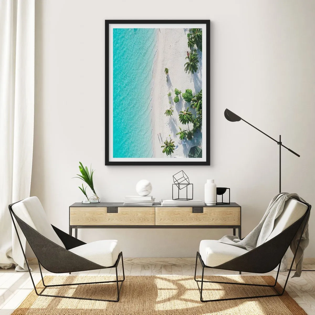 Plakat i sort ramme - Luftfoto af en tropisk strand med palmer og blåt hav - 50x70cm - Ferie i paradis - Moderne vægdekoration til stue og soveværelse ARTTOR
