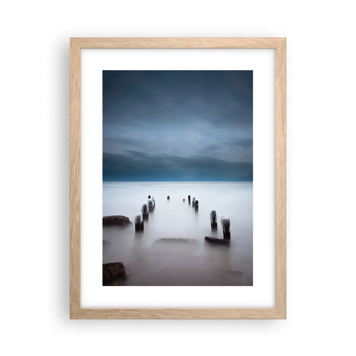 Plakat i ramme af lyst egetræ - En betænksom sø - 30x40 cm