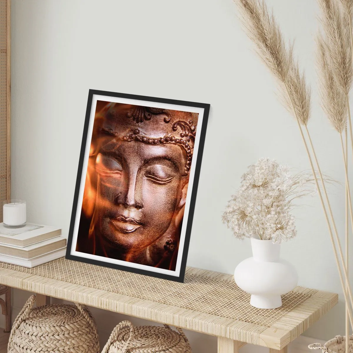 Plakat i sort ramme - Buddha-skulptur, der lyser med varmt lys - 50x70cm - Den eksisterer kun her og nu - Moderne vægdekoration til stue og soveværelse ARTTOR