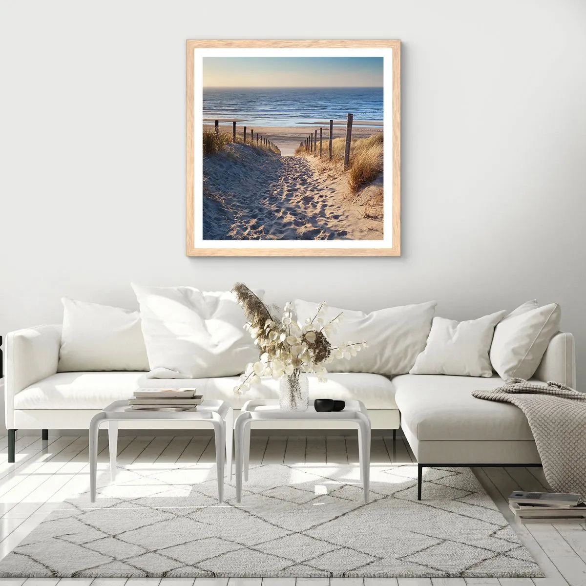 Plakat i ramme af lyst egetræ - Havet brummer, fuglene synger, en vild strand midt i græsset.... - 40x40 cm