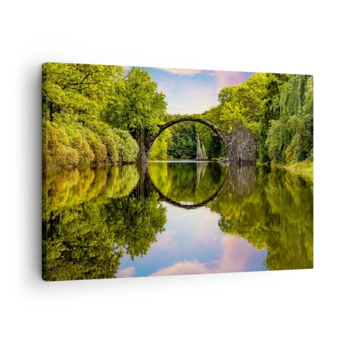 Lærredstryk - Billede på lærred - En stenbro over en flod med en perfekt spejling i vandet - 70x50cm - På mødet mellem to verdener - Moderne vægdekoration til stue og soveværelse ARTTOR