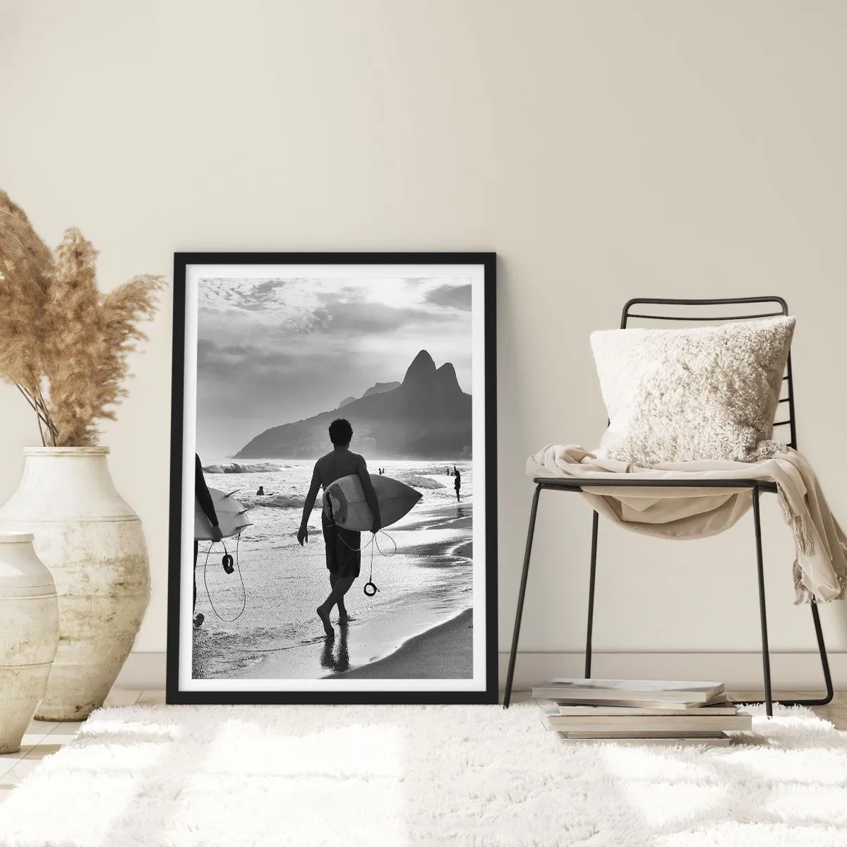Plakat i sort ramme - En surfer på stranden i et sort-hvidt fotografi - 50x70cm - Samba til én bølge - Moderne vægdekoration til stue og soveværelse ARTTOR