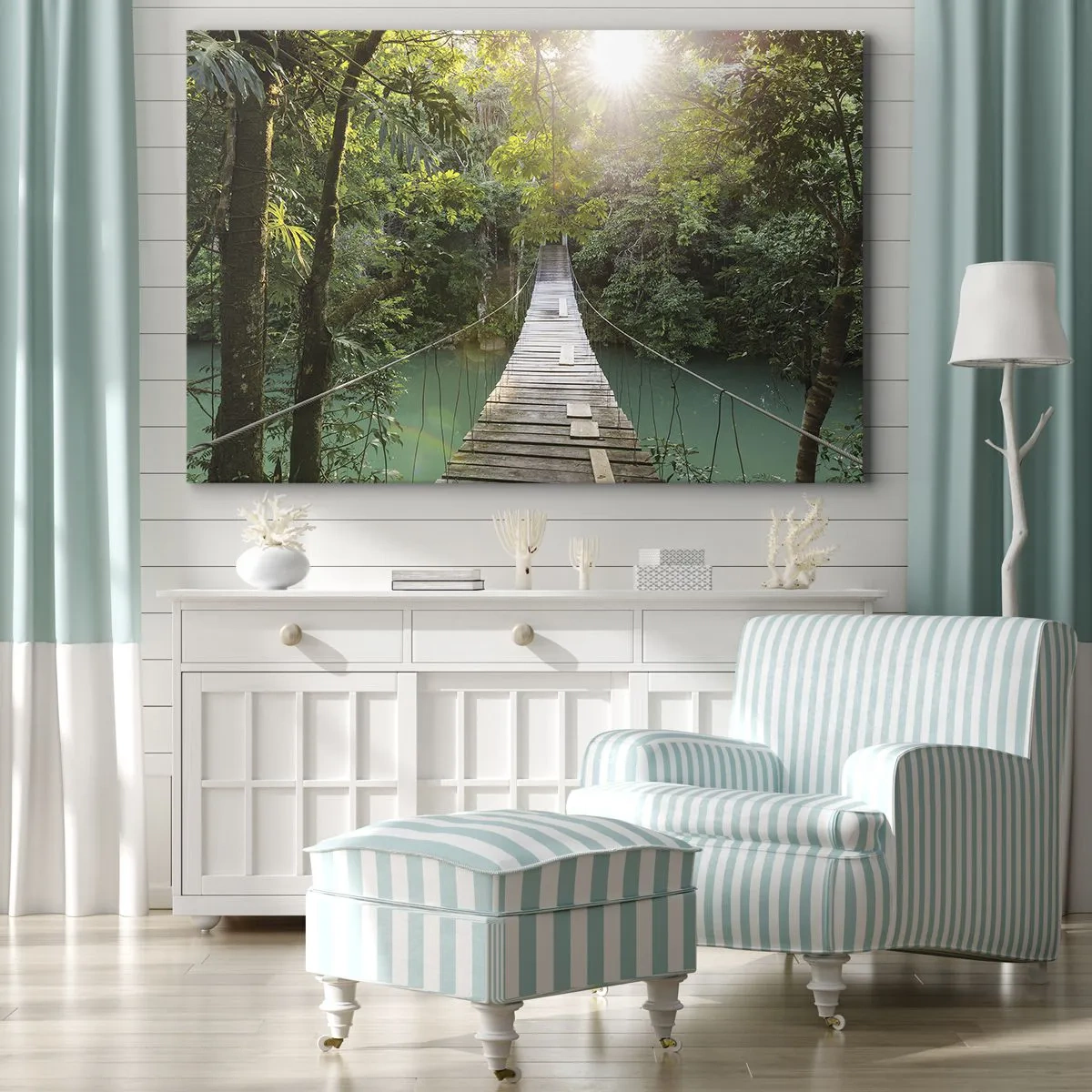Lærredstryk - Billede på lærred - En hængebro i en tropisk skov oplyst af sollys. - 70x50cm - Over det azurblå vand til den azurblå skov - Moderne vægdekoration til stue og soveværelse ARTTOR