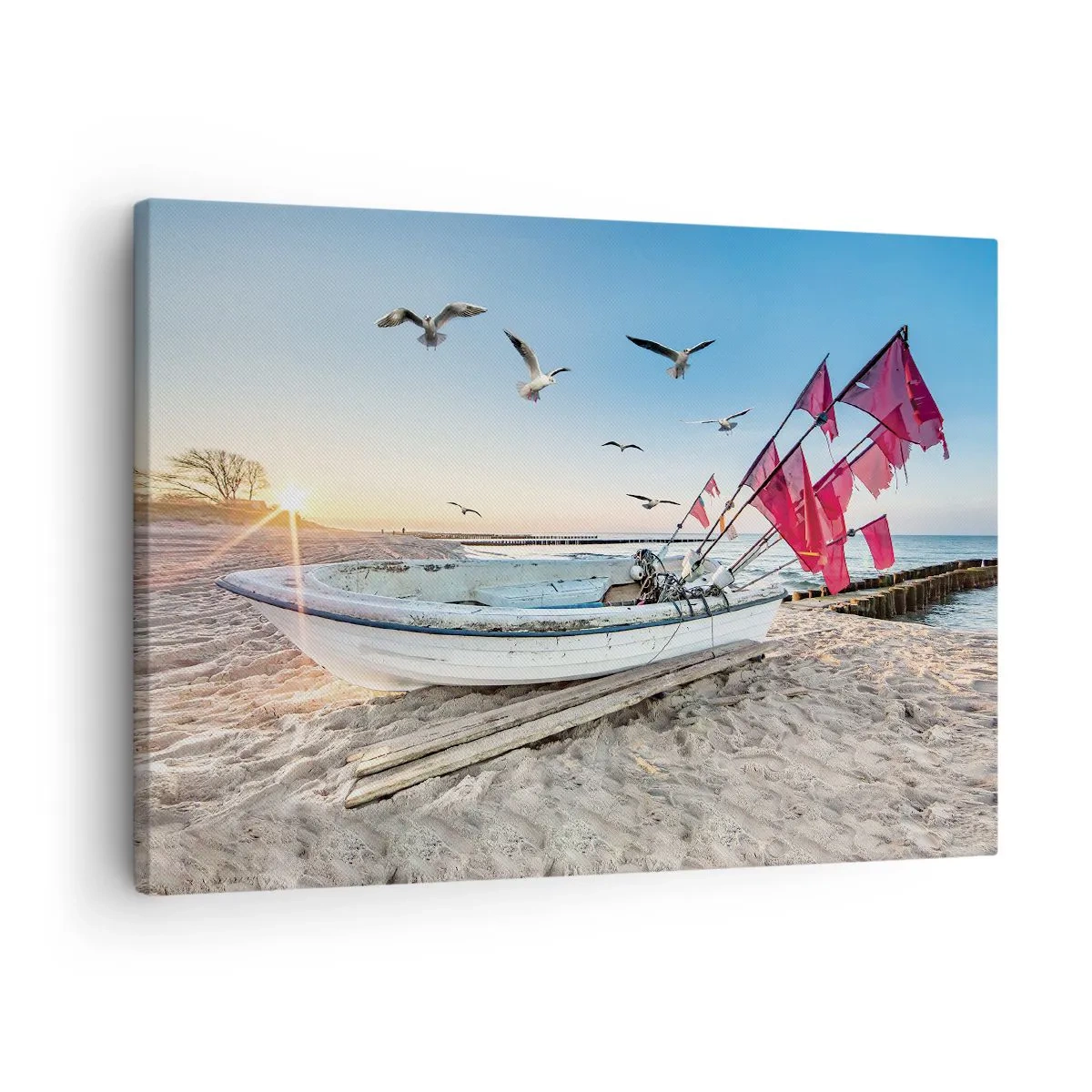 Lærredstryk - Billede på lærred - En båd på stranden ved daggry med måger og røde flag - 70x50cm - Et velfortjent hvil - Moderne vægdekoration til stue og soveværelse ARTTOR