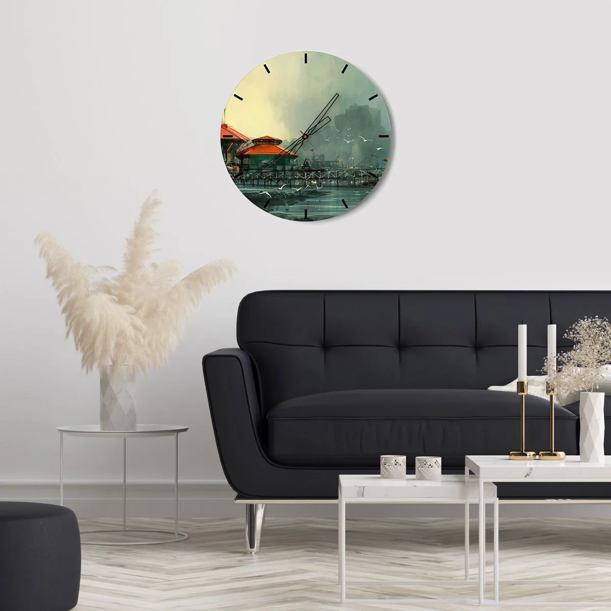 Vægur, Uret - En havnescene med en mole og bygninger mod en overskyet himmel - 30x30cm - En regnvejrsdag på havnen - Moderne vægdekoration til stue, køkken og soveværelse ARTTOR