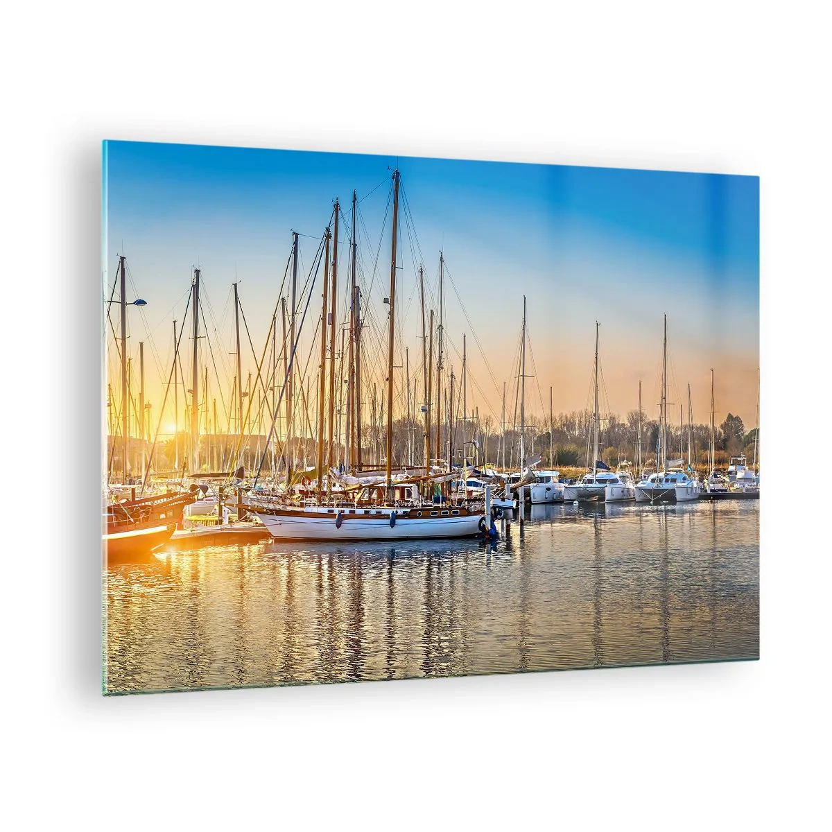 Billede på glas - En marina fuld af sejlbåde i lyset af den nedgående sol - 70x50cm - Vinden skal også sove - Moderne vægdekoration til stue og soveværelse ARTTOR