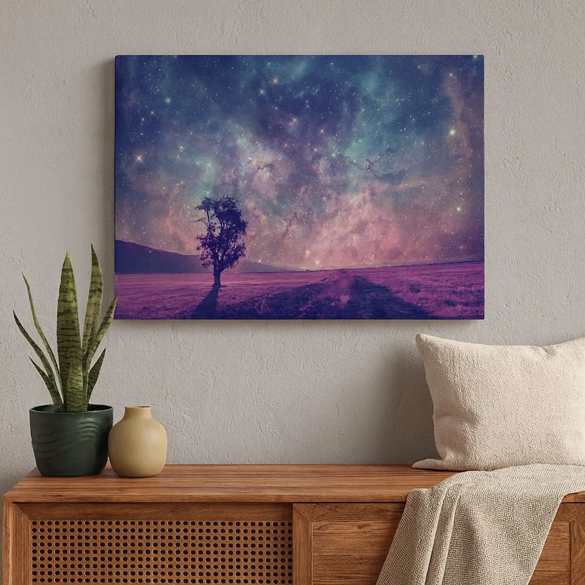 Lærredstryk - Billede på lærred - Et træ mod en stjerneklar himmel i lilla og blå farver - 70x50cm - Under en magisk himmel - Moderne vægdekoration til stue og soveværelse ARTTOR