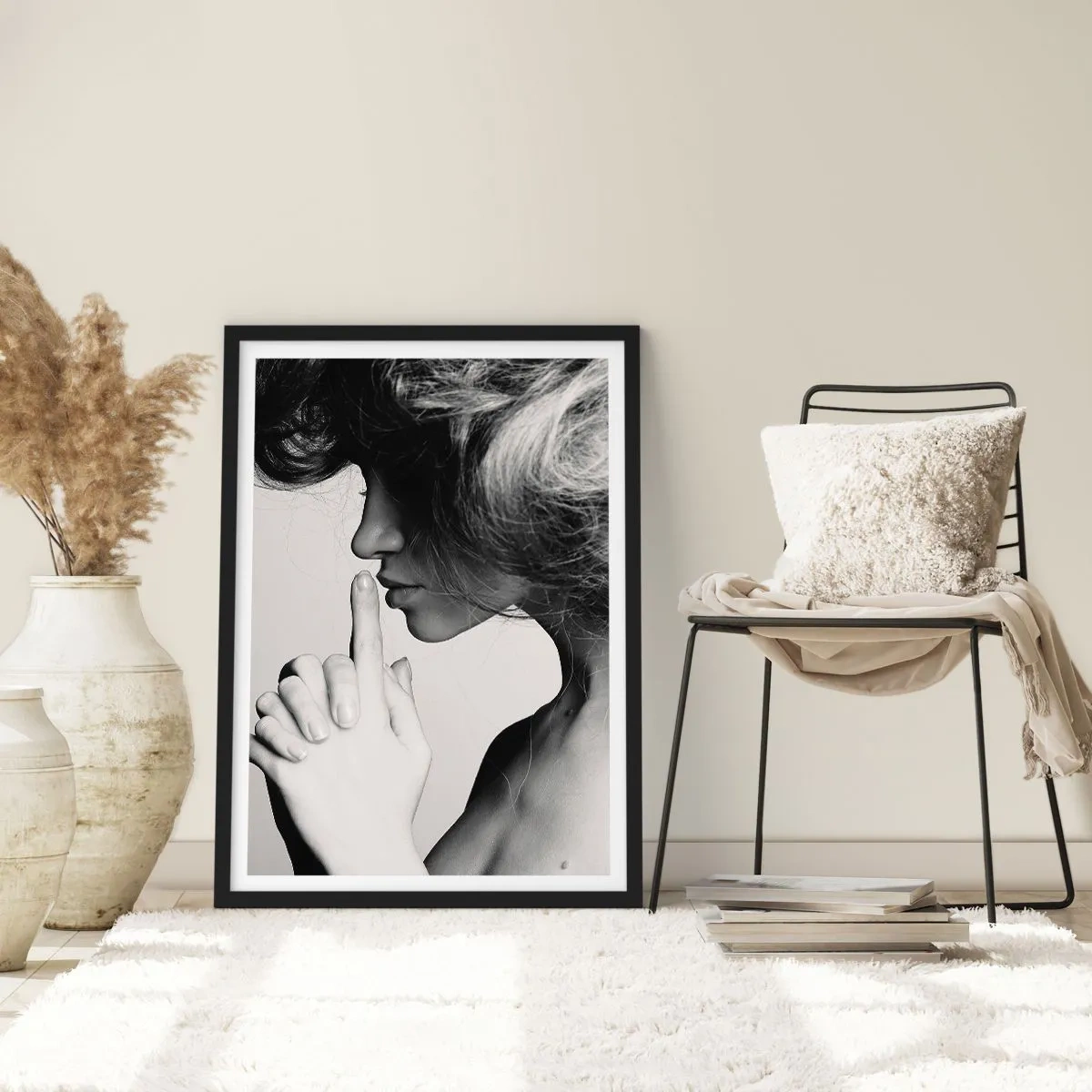 Plakat i sort ramme - Portræt af en kvinde, der laver en tavshedsgestue - 50x70cm - Lyt til sig selv - Moderne vægdekoration til stue og soveværelse ARTTOR