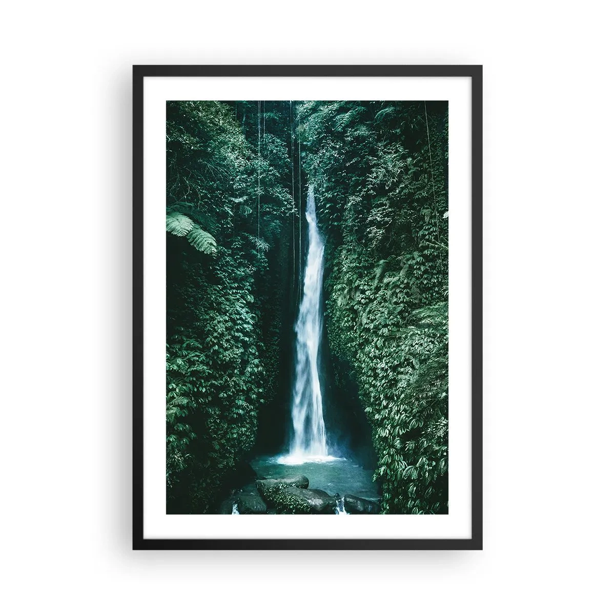 Plakat i sort ramme - Vandfald i den tropiske jungle - 50x70cm - Tropisk spa - Moderne vægdekoration til stue og soveværelse ARTTOR