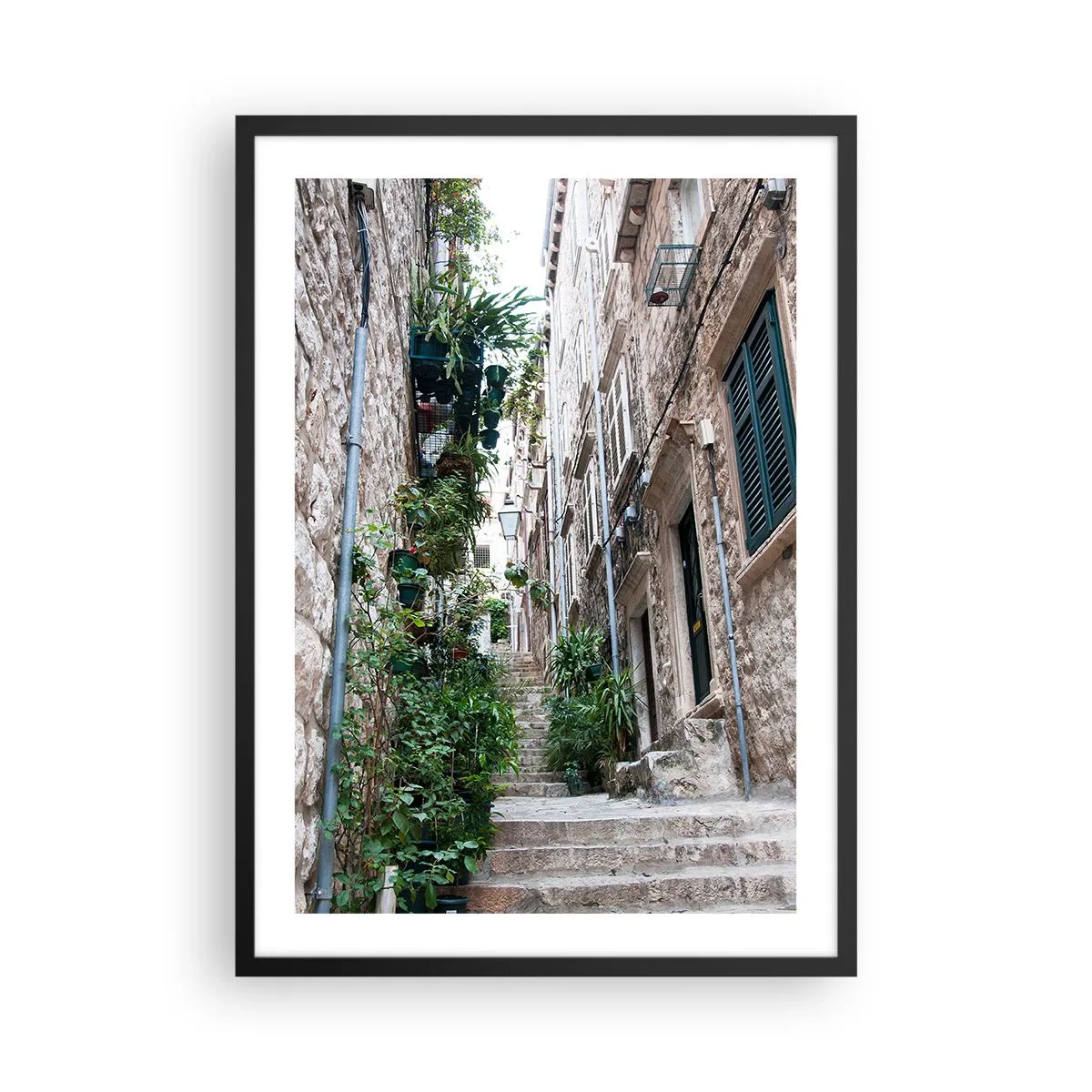 Plakat i sort ramme - En stengade med frodig vegetation og trapper - 50x70cm - Den gamle bys charme - Moderne vægdekoration til stue og soveværelse ARTTOR