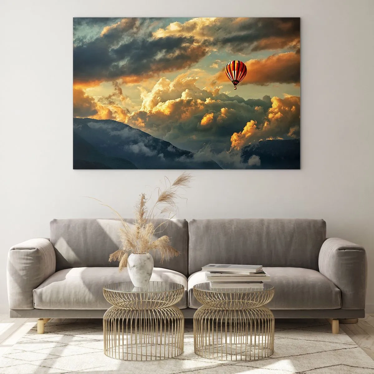 Billede på glas - En ballon, der svæver over bjergene blandt skyerne ved solnedgang - 70x50cm - Jeg går, fordi jeg vil - Moderne vægdekoration til stue og soveværelse ARTTOR