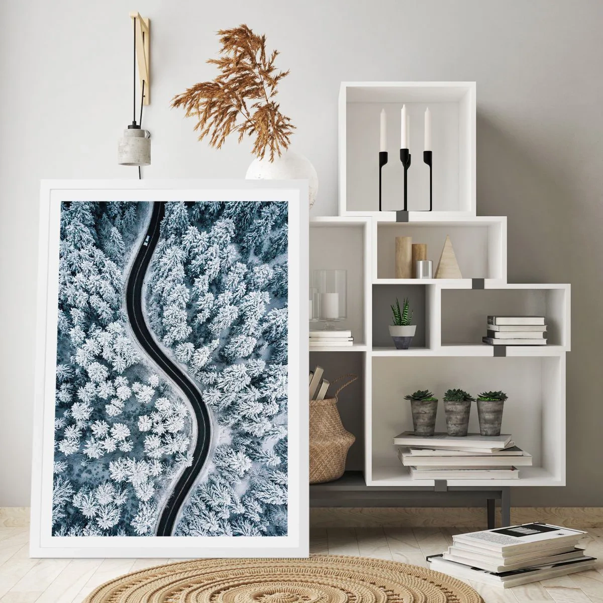 Plakat i hvid ramme - Gennem en vinterskov - 50x70 cm