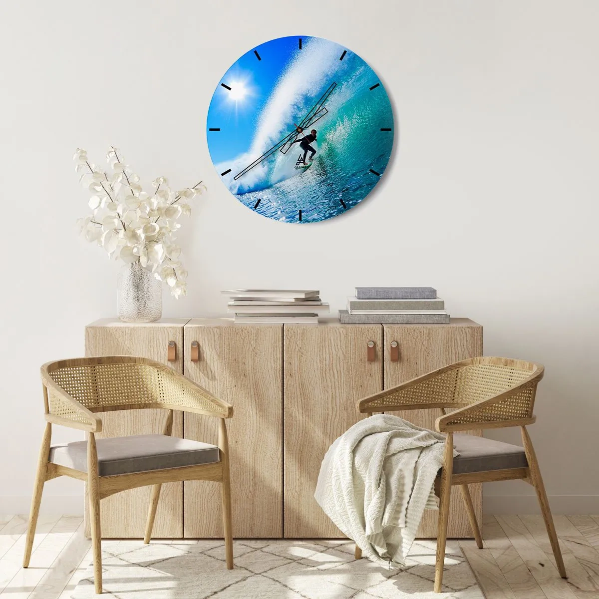 Vægur, Uret - Surfer på en bølge på en solskinsdag - 30x30cm - Gennem den store blå - Moderne vægdekoration til stue, køkken og soveværelse ARTTOR