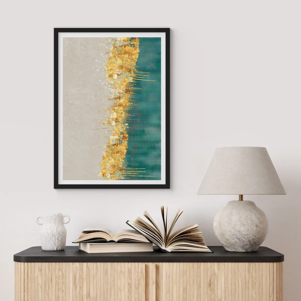 Plakat i sort ramme - En abstrakt komposition af guld, beige og grøn - 50x70cm - Den gyldne grænse - Moderne vægdekoration til stue og soveværelse ARTTOR