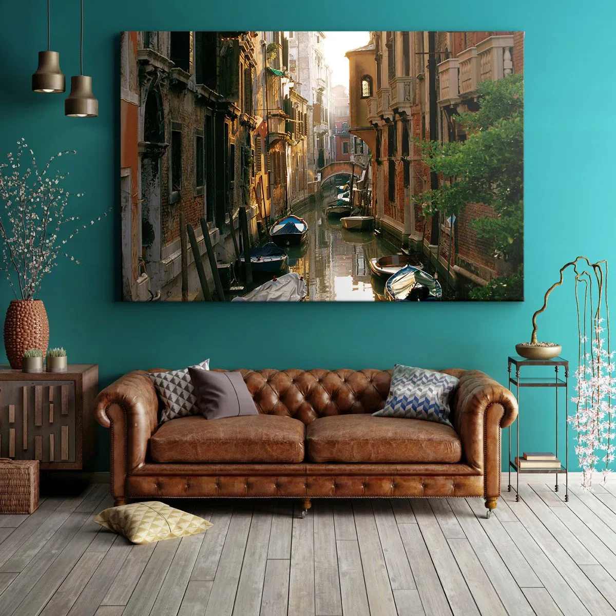 Lærredstryk - Billede på lærred - En malerisk kanal i Venedig med både og en bro - 70x50cm - I en venetiansk baggyde - Moderne vægdekoration til stue og soveværelse ARTTOR